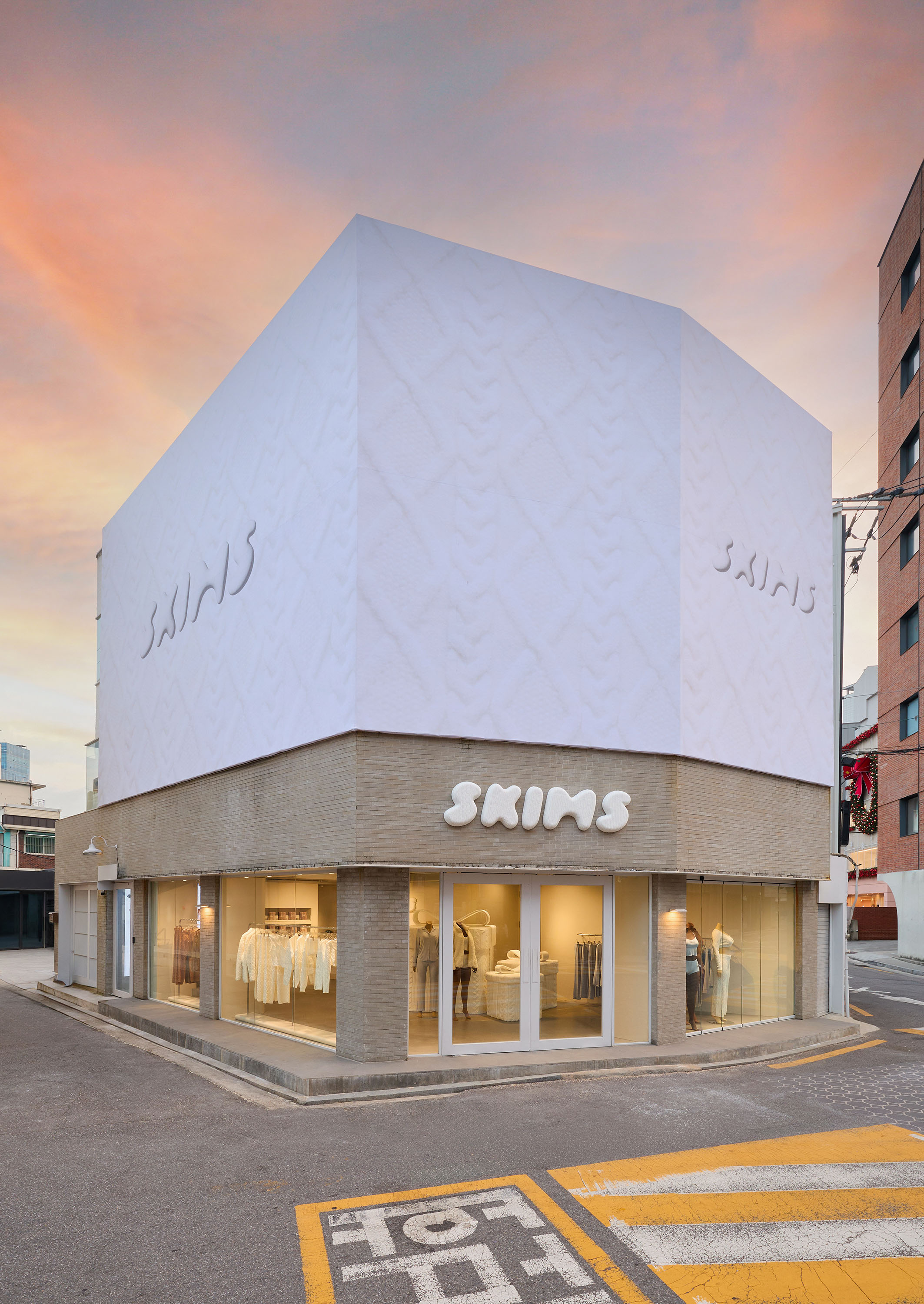 한섬, 킴 카다시안 '스킴스' 팝업 연다... 국내 패션마켓 첫 선 3-Image